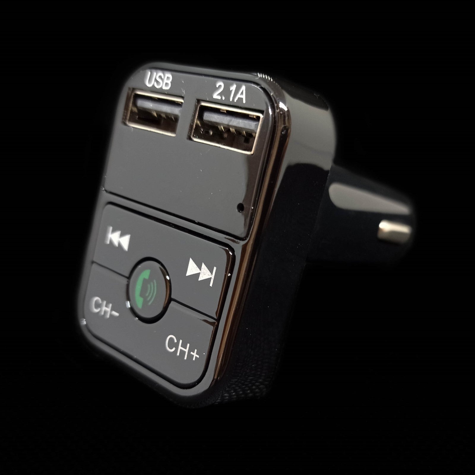 Transmissor Bluetooth para carro com ligação isqueiro, vista lateral do produto com ligações USB e botões de controlo