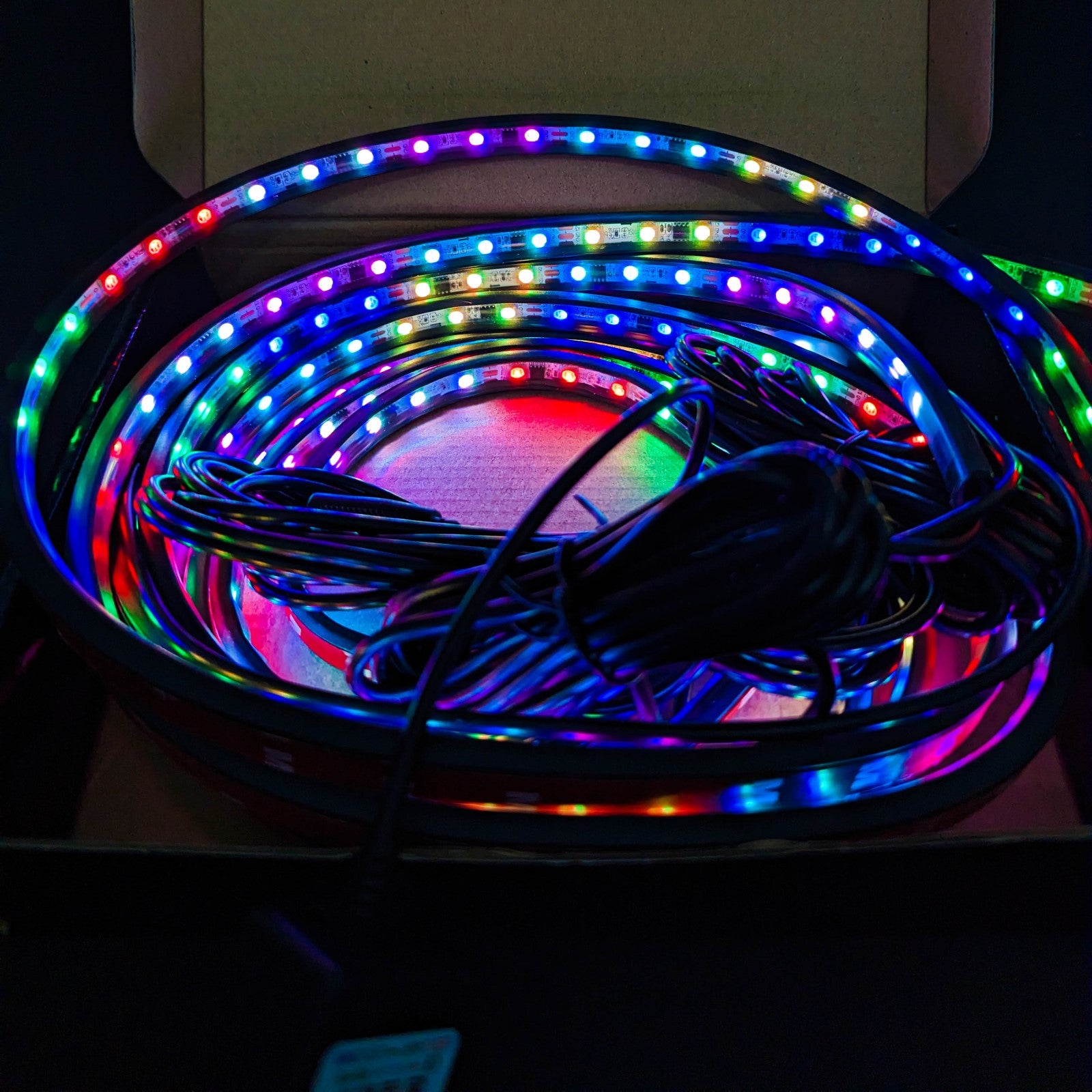 Underglow Rainbow dentro da caixa com fitas led iluminadas em  arco-íris